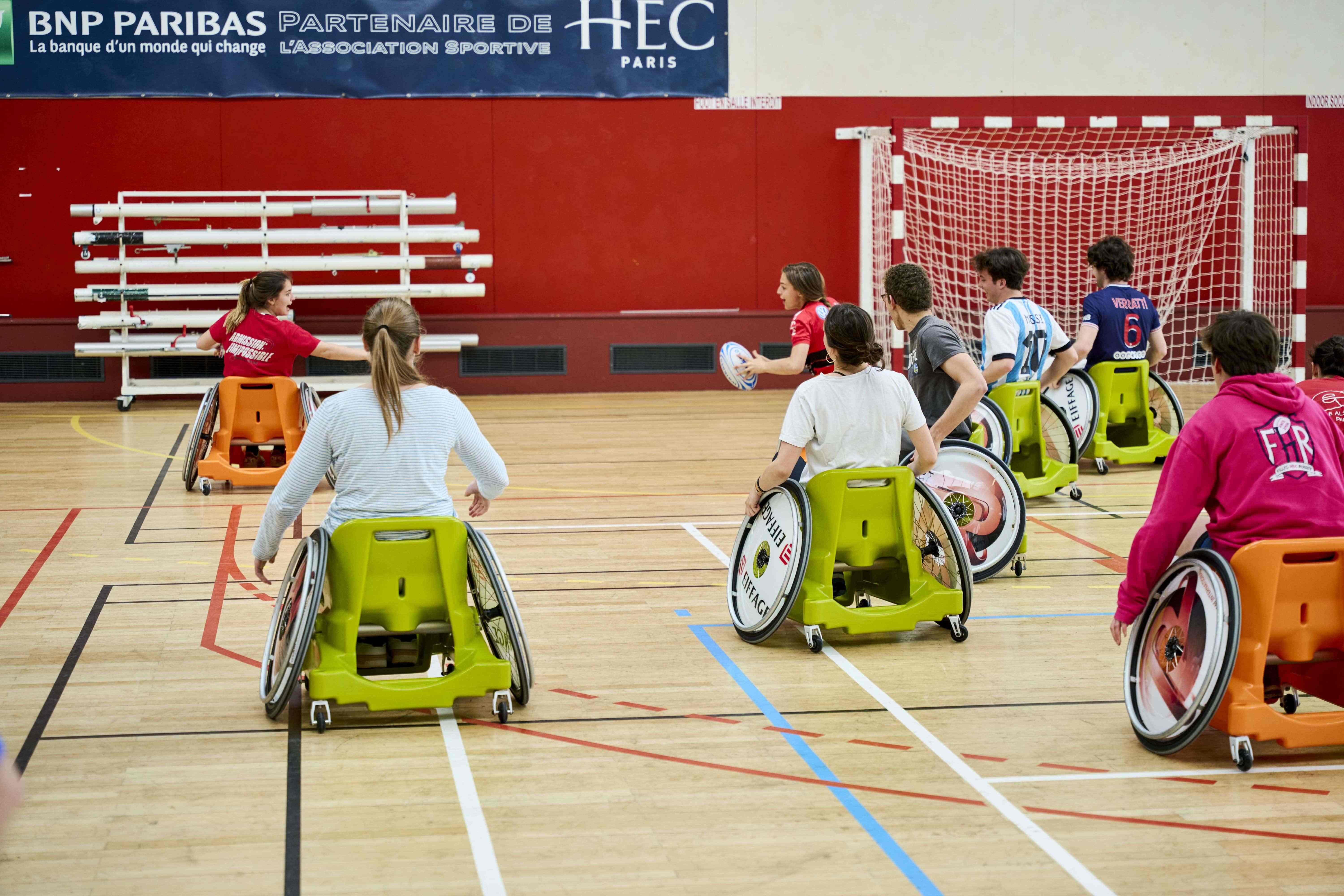 sportif en fauteuils roulants jouant 