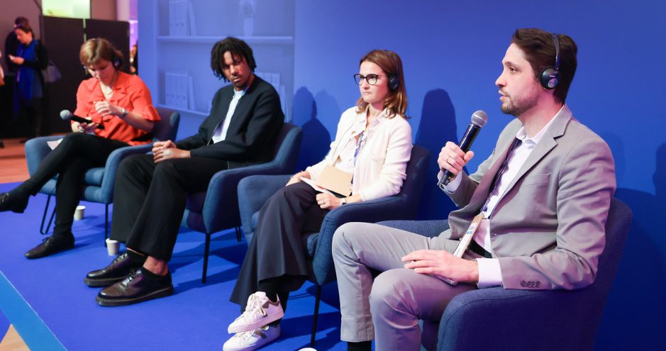 Professor Leandro Nardi speaks at the Women's Forum, surrounded by other participants.