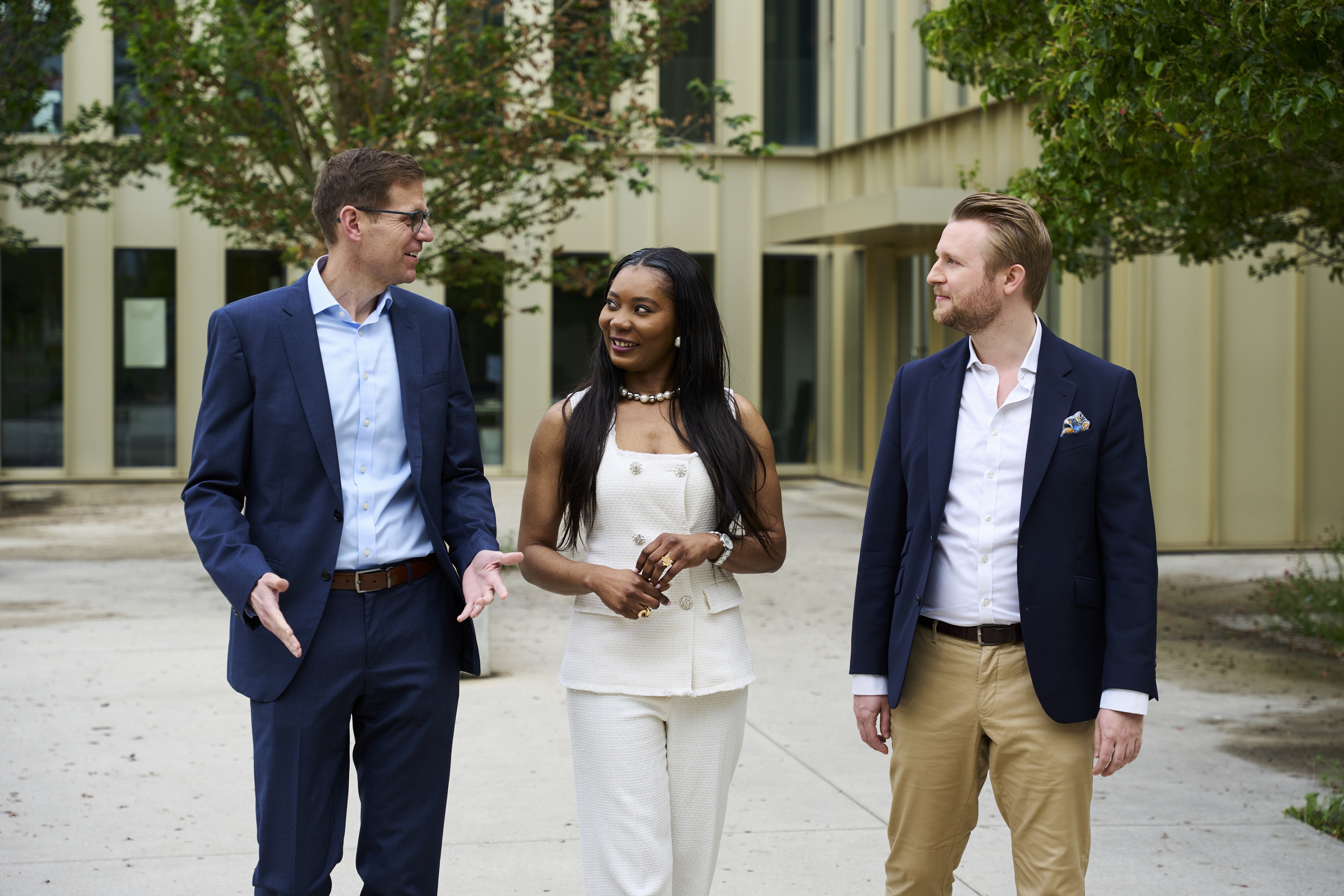 Students walking and chatting with MBA Dean outside on HEC Jouy campus