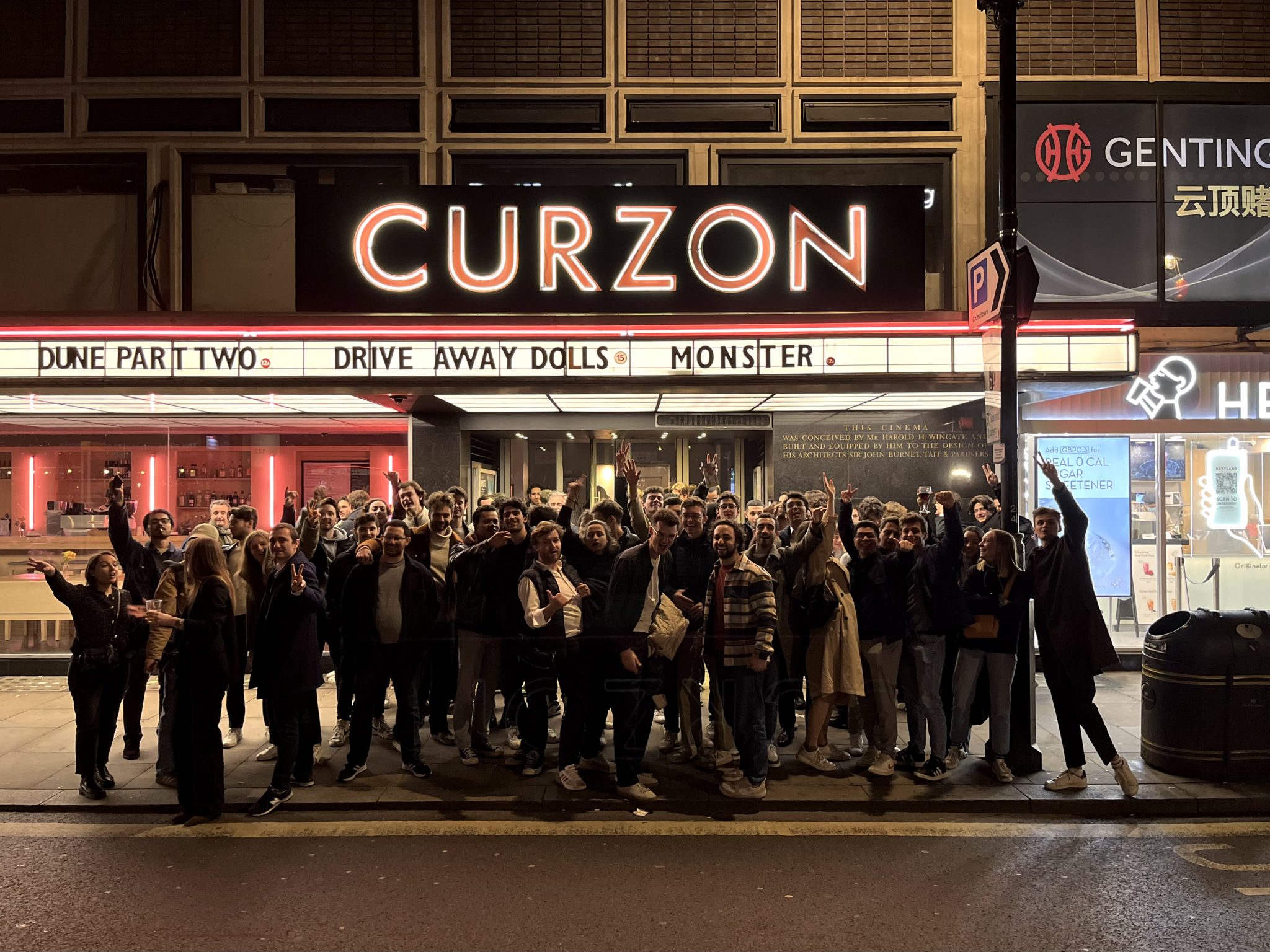 Les participants au Startup Launchpad devant le cinéma Curzon à Soho, Londres, où s'est déroulée la Grand Pitch Night 2024.