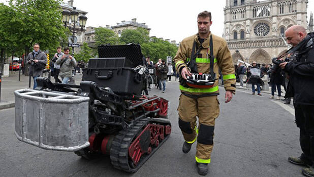 Colossus robot in front of Notre-Dame 