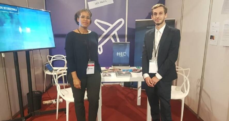 Liliane Bilé, Charles Fayolle devant stand HEC salon enseignement supérieur Abidjan Oct 2019