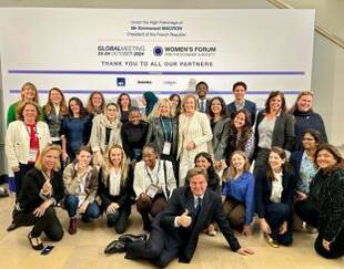  A group photo at the Women's Forum featuring all contributors, HEC Paris participants, and laureates.