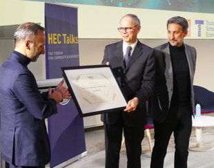 Jean Tirole receiving his honorary doctorate from Dean of Faculty and Research Andrea Masini (left) and HEC Dean Eloïc Peyrache.