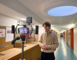 étudiant, interviewé dans les couloirs de HEC, filmé par une caméra sur stabilisateur.