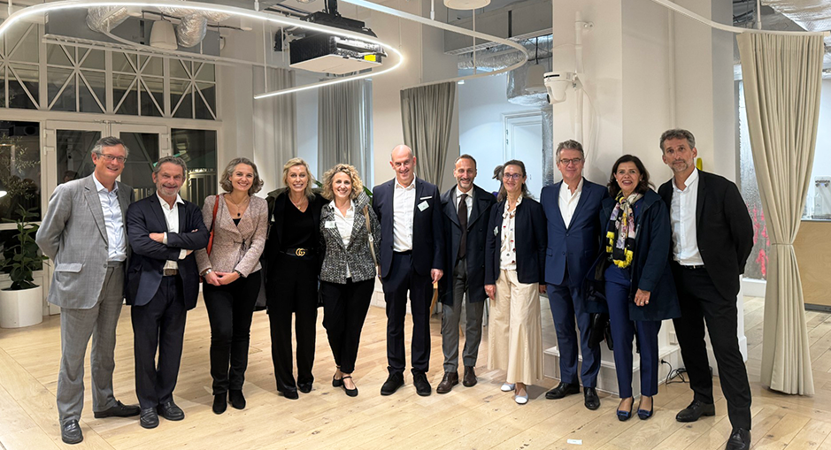 Photo de groupe des participants à l'événement Prix Vernimmen 2024, debout dans un espace moderne et bien éclairé avec une décoration intérieure blanche